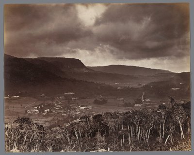 Nuwara Eliya kilátása az Oliphant Estate-ről, Ceylonból alkotó: W.L.H. Skeen and Co.