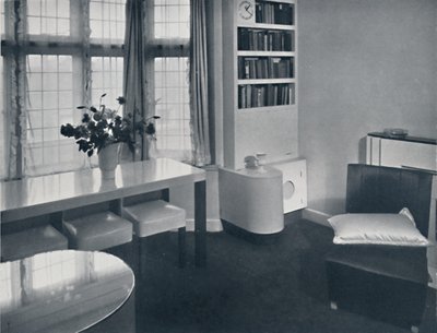 Renovart Kft.: Egyszobás lakás hasznos sarokbeépítéssel, melyhez elektromos óra is tartozik. alkotó: W. Dennis Moss