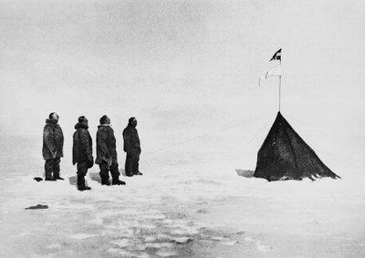 Roald Amundsen, Helmer Hanssen, Sverre Hassel és Oscar Wisting a Déli-sarkon felállított sátor előtt, december 16. alkotó: John Ward Dunsmore