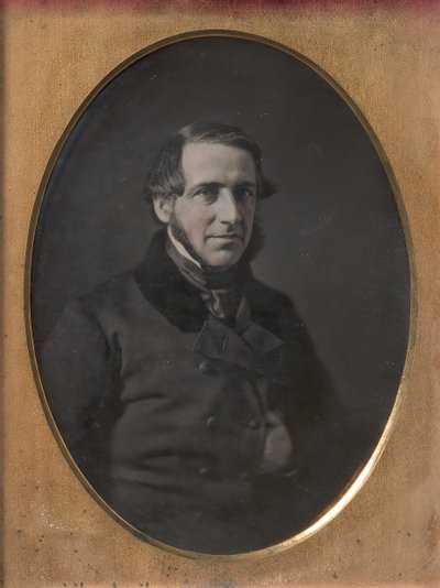Középkorú férfi állszíjas szakállal, belülről kézzel bebújtatott gombos kabáttal, 1840-50-es évek alkotó: W. and F. Langenheim