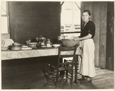 [Elizabeth Tengle a konyhaasztalnál]/[Paralee Ricketts dolgozik a konyhában] alkotó: Walker Evans