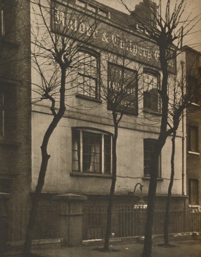 A régi harang jelénél a St. Brides templomkertben, 1935. alkotó: Walter Benington