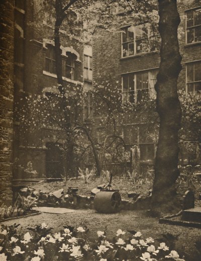 A mindenszentek festésének üres templomkertje, 1935. alkotó: Walter Benington