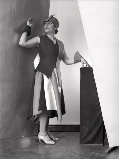 Anita Pittoni portréja Marcello Clarion festőművész által tervezett ruhában, 1930 körül (fekete-fehér fotó) alkotó: Wanda Wulz
