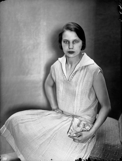 Marion Wulz portréja Anita Pittoni ruhájában, 1930 körül (fekete-fehér fotó) alkotó: Wanda Wulz