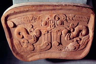 A Taotie maszk eredeti modellje terrakotta színben. Taotie a kínai mitológia 9 sárkányának egyike. A harcos királyságok korszakában (Kr. e. 475-221), Kínában valósult meg alkotó: Warring States period Chinese School