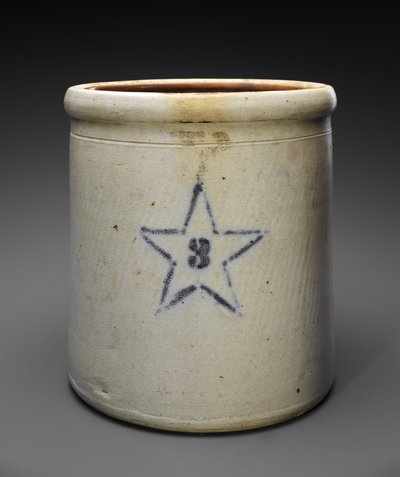 Three Gallon Crock, c. 1909-1915 (brisztolmázas kőedény sablonos kobalttal) alkotó: Weller and Wagner Co. Newton