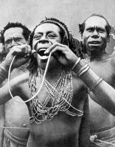 Pálcák lenyelése szertartásos rituáléban, Új-Guinea, 1936. alkotó: Wide World Photos