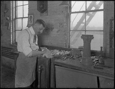 Kézműves dolgozik a koporsódíszeken, Oneida, New York, 1916. április 3. alkotó: William Davis Hassler