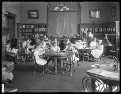 Gyermekek olvasnak a Queens Borough Public Library egy azonosítatlan fiókjának olvasótermében, 1910 körül alkotó: William Davis Hassler