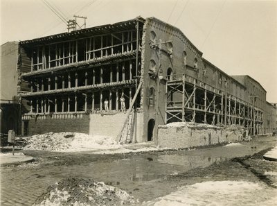 Építkezés, két férfi áll a raktárépület nyitott oldalán; Robbins und Ripley Mérnökök és Vállalkozók, 1916. március 23 alkotó: William Davis Hassler