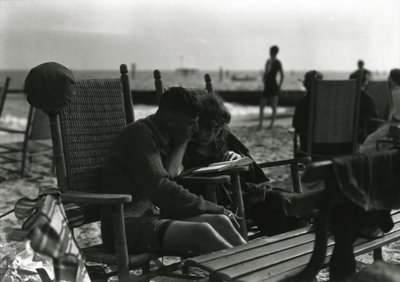 Couple Reading on Beach, Coney Island, 1910-21 körül alkotó: William Davis Hassler
