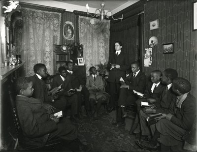 Evangélista Bizottság órája Mrs. Bosticknál, 72 West 99th Street, Rockwood úr fiatal afroamerikai férfiak és fiúk csoportját tanítja. 1916. március 31. alkotó: William Davis Hassler