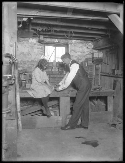 Frank P. Hassler és Mary Hassler az alagsorban, Glen Ellyn, 1912 körül alkotó: William Davis Hassler