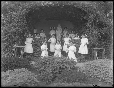 A Római Katolikus Árva Menhely végzős osztálya a barlang előtt pózolt diplomáikkal, 1912 alkotó: William Davis Hassler