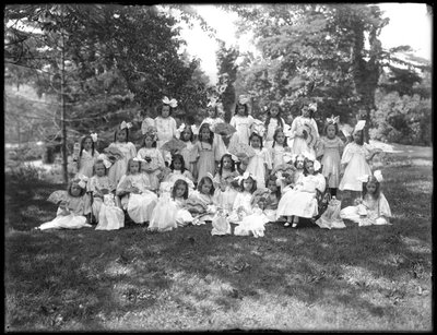 Csoportos portré azonosítatlan kislányokról, valószínűleg a római katolikus árva menhelyről, Kingsbridge, Bronx, 1910 körül alkotó: William Davis Hassler