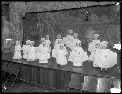 Óvodások a színpadon: nagyon kicsi lányok lépnek fel egy kis színpadon, valószínűleg a római katolikus árvamenhely, Kingsbridge, Bronx, 1911 körül alkotó: William Davis Hassler