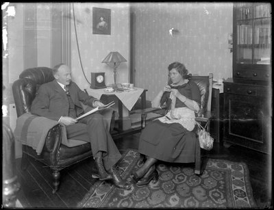 Mr. és Mrs. Austin Norris az ismeretlen nappaliban, 1912 körül alkotó: William Davis Hassler