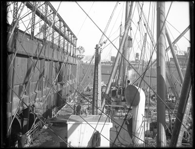 R.M.S. Carpathia rakodás az 54. sz. mólónál, 1912 alkotó: William Davis Hassler