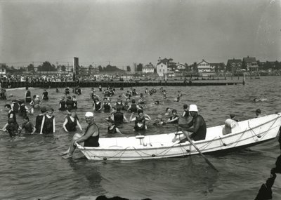 Evezős csónak és úszók a vízben, Coney Island, 1910-21 körül alkotó: William Davis Hassler