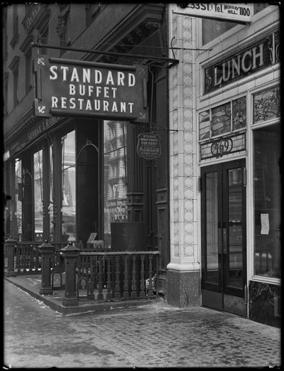 A Standard Buffet Restaurant táblája, a Fourth Avenue, E. 31st és 32nd Streets között, New York City, 1917. február 6. alkotó: William Davis Hassler