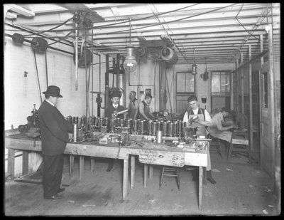 Hatodik emeleti műhely, Geyser Electric Water Heater Company, 42 Hudson Street, New York City, 1914. december 31. alkotó: William Davis Hassler
