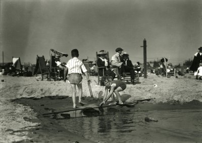 Két gyerek játszik fahulladékkal a sekély vízben, Coney Island, 1910-21 körüli évek alkotó: William Davis Hassler