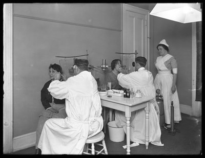 Két beteg vizsgálat alatt, 1. vizsgáló szoba, Seton Hospital, Spuyten Duyvil, Bronx, 1914. október 30. alkotó: William Davis Hassler