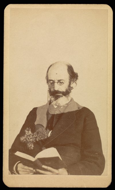 [Ismeretlen kopaszodó, szakállas férfi ülve olvas] alkotó: William H. Mumler