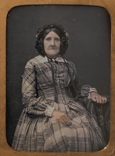 Ülő idős nő, kockás ruhát és motorháztetőt viselő, 1854-60. alkotó: William Hardy Kent