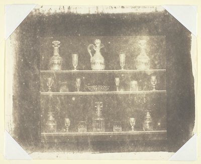 Üvegcikkek három polcon alkotó: William Henry Fox Talbot