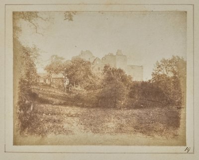 Ugyanaz a másik oldalról nézve [Doune kastély] alkotó: William Henry Fox Talbot