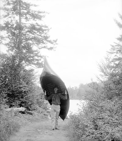 Kenu szállítása az Adirondack-hegységben alkotó: William Henry Jackson