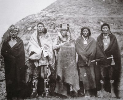 Pawnee emberek egy törzsi földi páholy előtt, 1869 körül (f/w fotó) alkotó: William Henry Jackson
