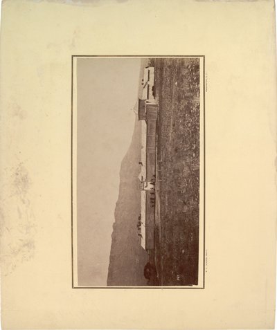 Egy laktanya látképe a bejárati kapunál összegyűlt férfiakkal, 1871 (szepia fotó) alkotó: William Hicks Jackson