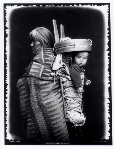 Navahó nő, aki papoose-t cipel a hátán, 1914 körül (bw fotó) alkotó: William Carpenter