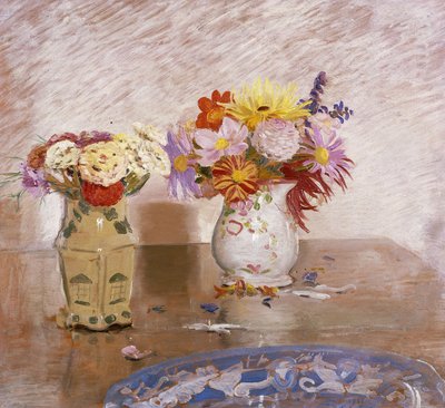 Két váza virággal és egy kék tányér alkotó: William Nicholson