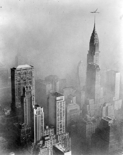 A szmog elhomályosítja a Chrysler Building kilátását az Empire State Buildingből, New York City alkotó: William Van Alen