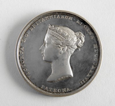 R.A. George Framptonnak ítélték oda 1884.12.10-én a legjobb figuramodellért (fém) alkotó: William Wyon