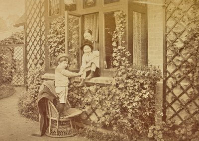 [Gyerekek játszanak az ablaknál] alkotó: Willoughby Wallace Hooper