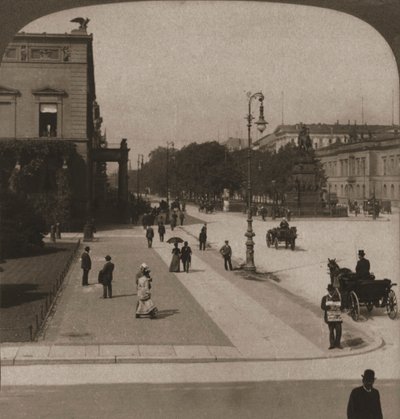 Unter den Linden, Berlin, 1903. alkotó: Works and Sun Sculpture Studios