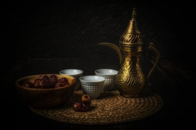 Arab kávé és datolyák alkotó: Yasmin Elsharma