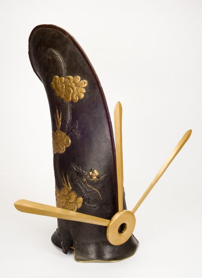 Kawari-Kabuto, vagy „rendkívüli sisak”, udvari sapka formájú (vas, lakk, bőr, textil, arany, rézötvözetek és fa) alkotó: Yoshimichi Myochin