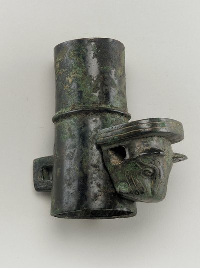 Agysapka macskafej formájában öntött csapszeggel (bronz) alkotó: Zhou Dynasty Chinese School
