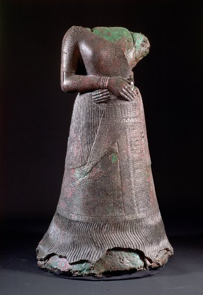 00332 Napirasu királynőnek, Untas-Napirishának, a Kr.e. 12. századi elámi király feleségének szobra, amelyet Szuszában, Iránban találtak, ie 1250 körül (bronz) alkotó: Hippolyte Lalaise Devéria
