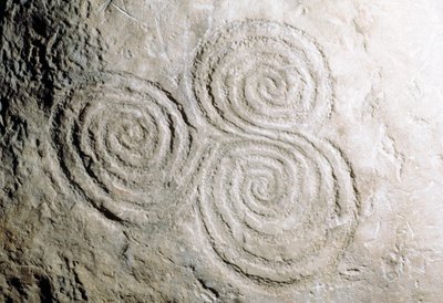 Részlet görbe vonalú sziklametszetekről a Newgrange-i kőkorszaki átjáró sírjában (az Unesco világörökségi listája) alkotó: Georg Carl Heinrich Dollmann