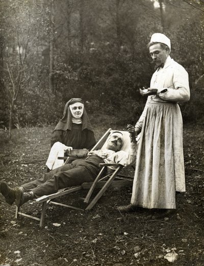 Egy sérült férfi pulzusát mérő orvos egy nővér apáca segítségével, 1900 körül (f/w fotó) alkotó: . .