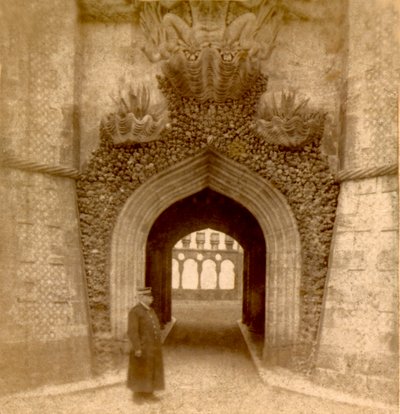 Őr a Pena-palota (Palacio da Pena) bejárata előtt, Sintra, Lisszabon, Portugália 1888 körül (fotó) alkotó: Frederick (attr. to) Barnard