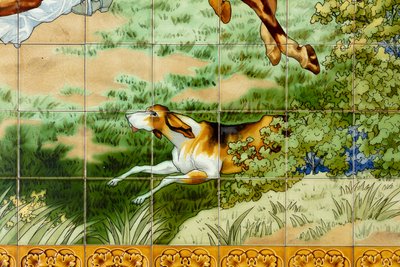 Belső nézet, csempepanel, festő Furcy Ernest Tondeur, végrehajtó Boch Frères La Louvière, első panel, vadászjelenet három lovassal, részlet alkotó: . .