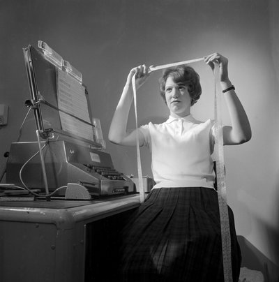 803-as modell: női mérnök, aki szalagos kijavításon dolgozik alkotó: Frederick (attr. to) Barnard